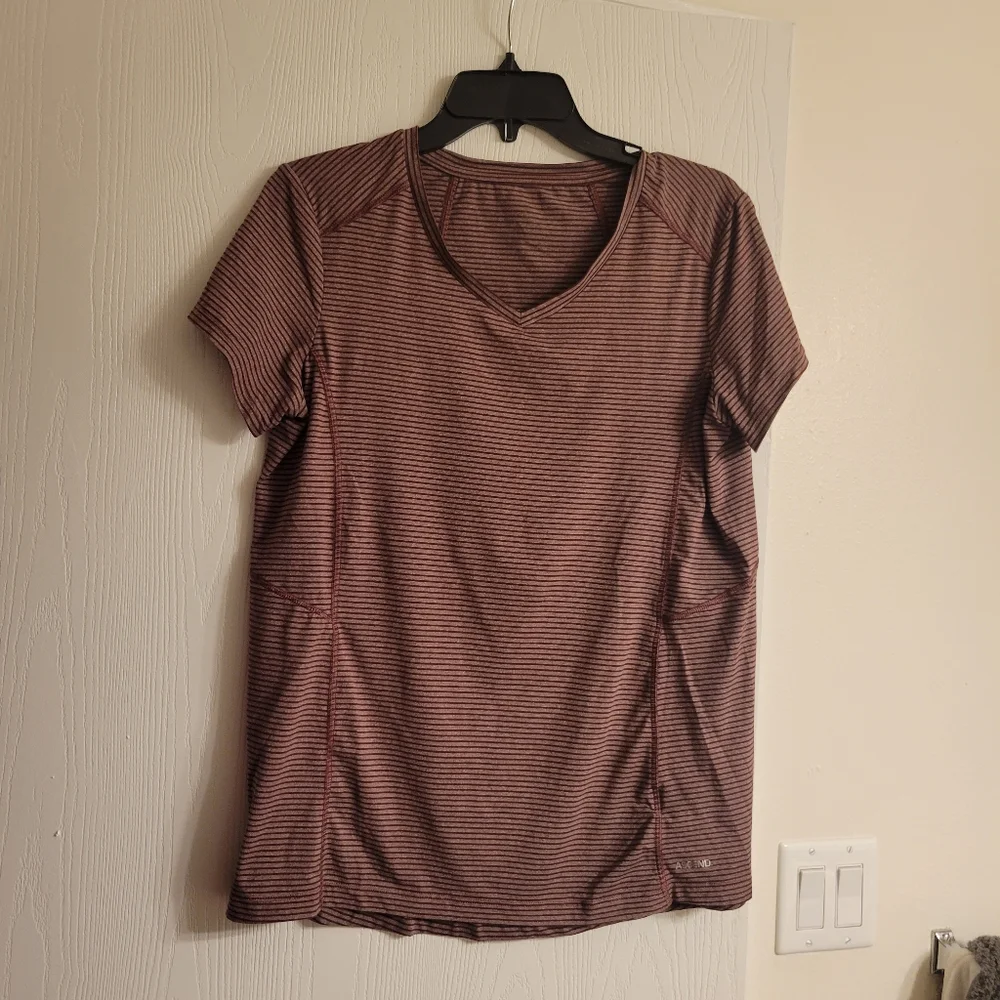 🟣 Burgundy Ascend Vneck - Picture 5 of 8